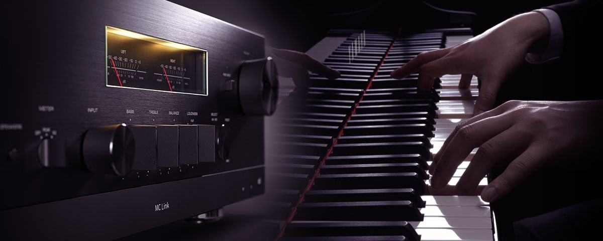 R-N2000Aとピアノ鍵盤画像