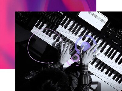 ヤマハエレクトーンを真上から見た演奏シーン。奏者が上下鍵盤と足鍵盤を使って演奏している様子。