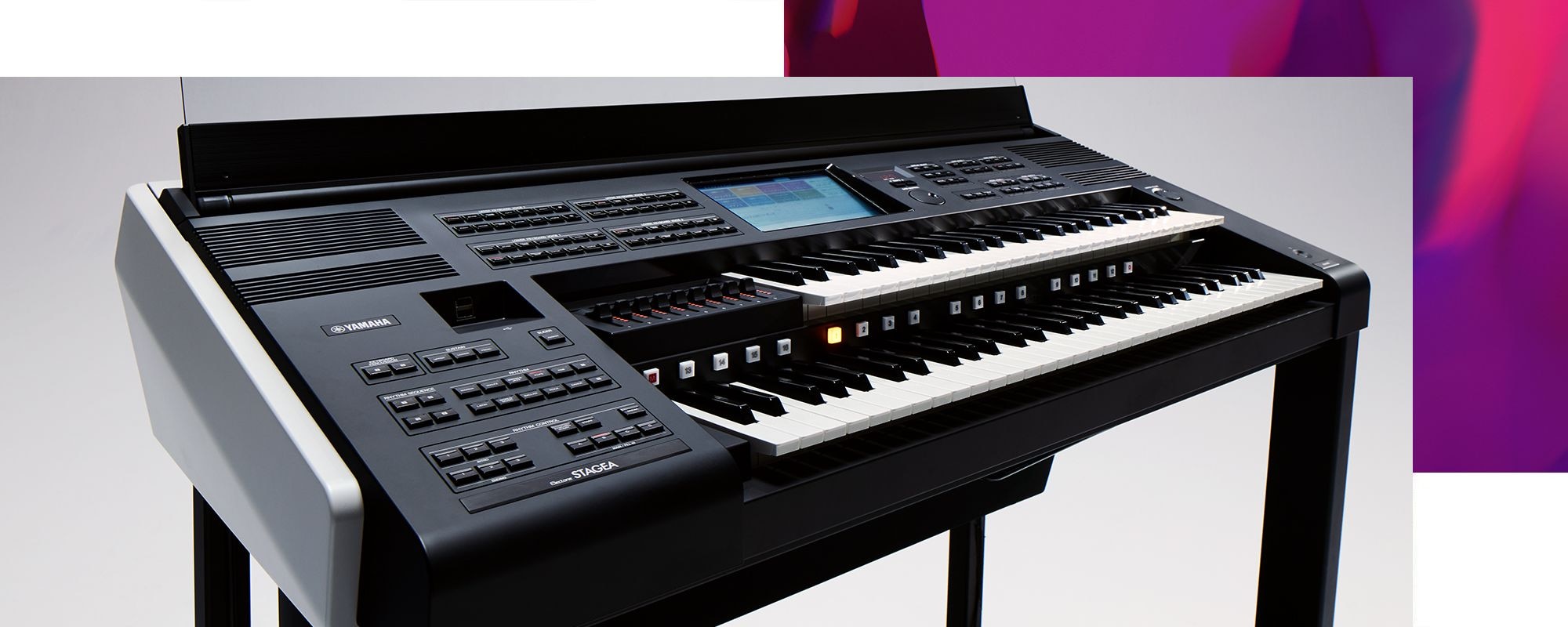 ヤマハエレクトーンのキービジュアル。操作パネルと上下鍵盤が映った斜めからの画像。