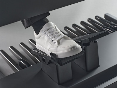 エクスプレッションペダルを足で操作している様子