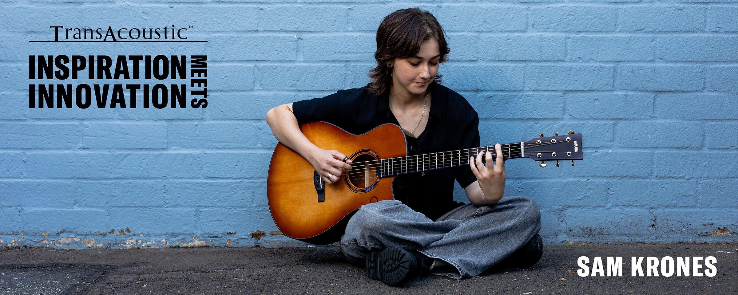 TAS3 Cアコースティックギターを弾くサム・クロネス