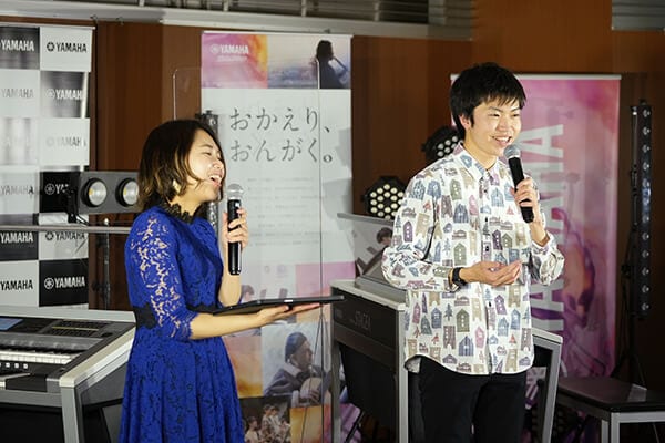 演奏が終わり、笑顔でMCをしている田口さんと山崎さんの写真