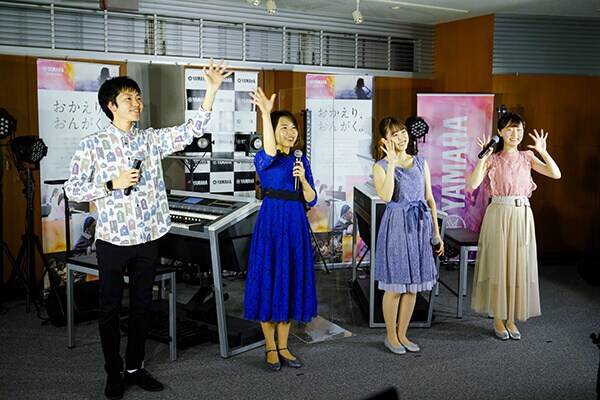 観客に手を振り挨拶をする田口さん、山崎さん、加藤さん、白岡さんの写真