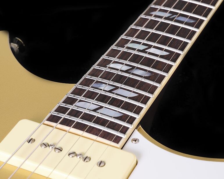 Signature Revstar RS02CBの指板とインレイの詳細