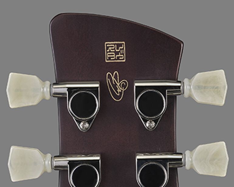 Signature Revstar RS02CBのヘッドストックの裏側に印刷されたサイン