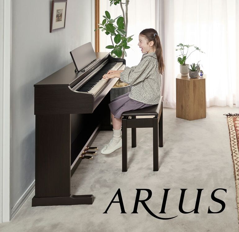 自宅空間でARIUSデジタルピアノを演奏し、鍵盤を通して音楽性や感情表現を深めている様子。