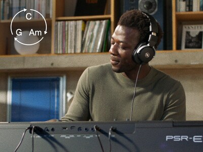 PSR-E483のオートコードプレイ機能を操作している様子