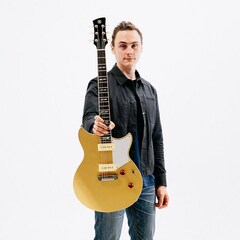 Signature Revstar RS02CBを誇らしげに披露するクリス・バック
