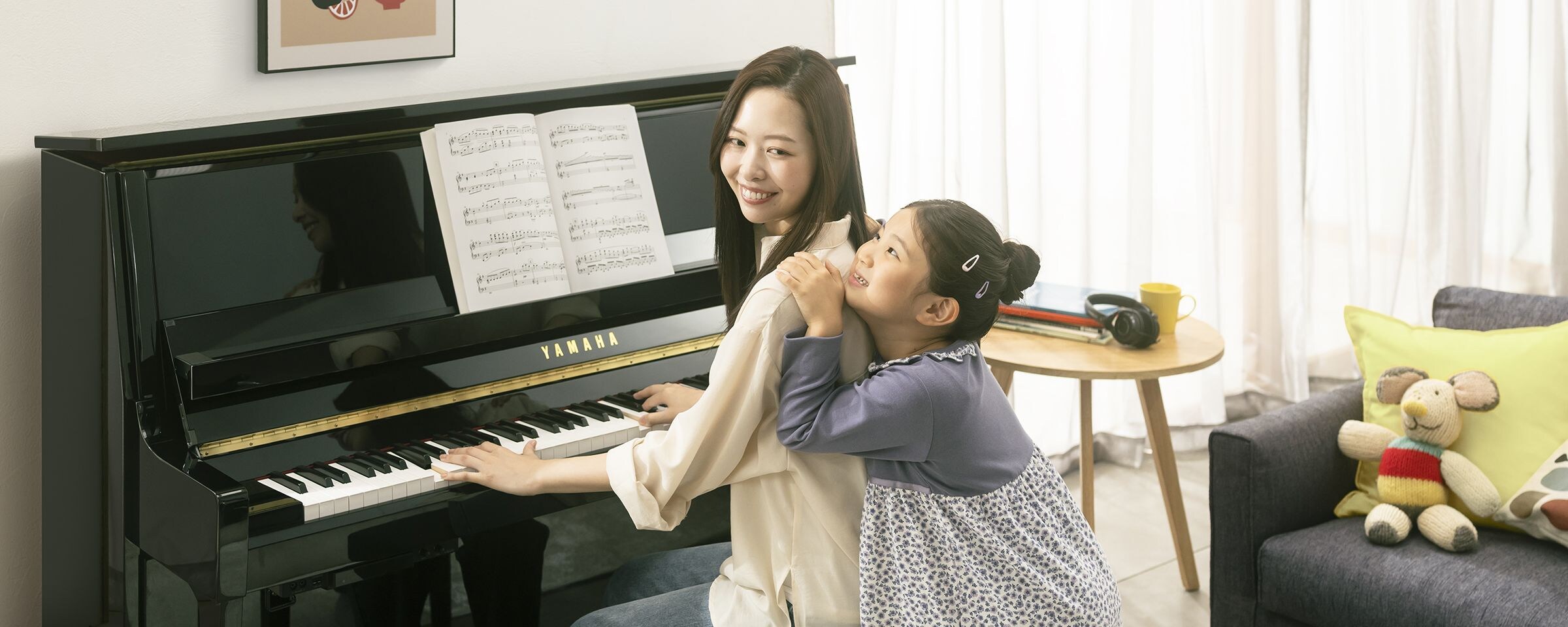 アップライトピアノ Bシリーズを演奏して楽しむ親子