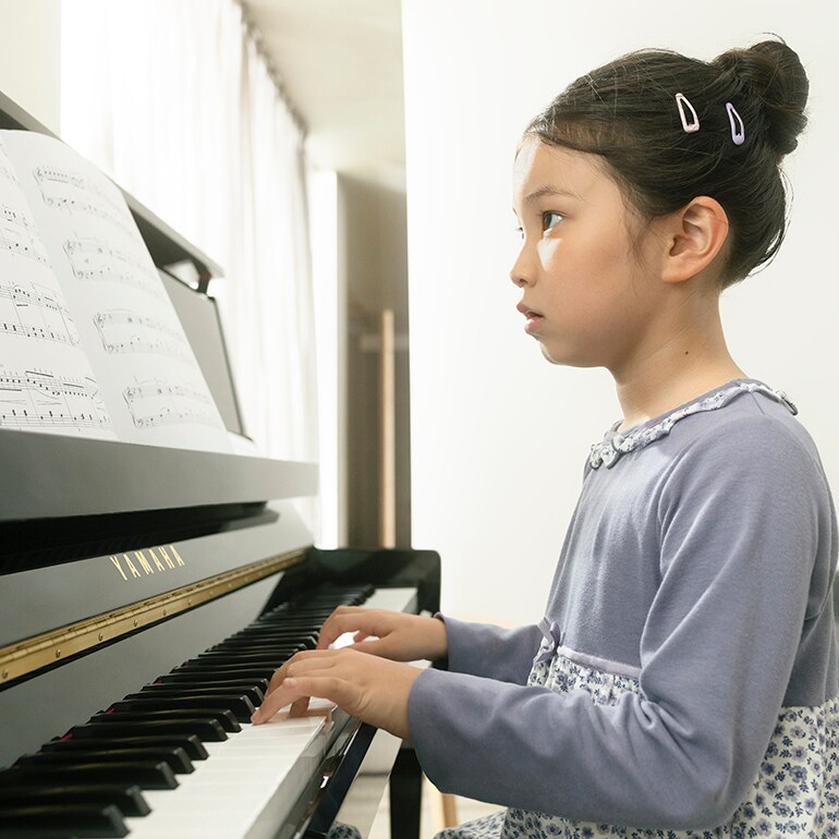 アップライトピアノ Bシリーズを演奏して楽しむ子供