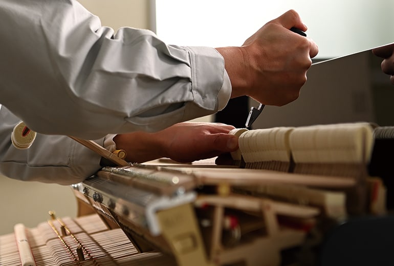 職人が手作業で整音を行っている特長画像