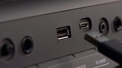 PSR-E483の他機器への接続と出力について紹介する様子