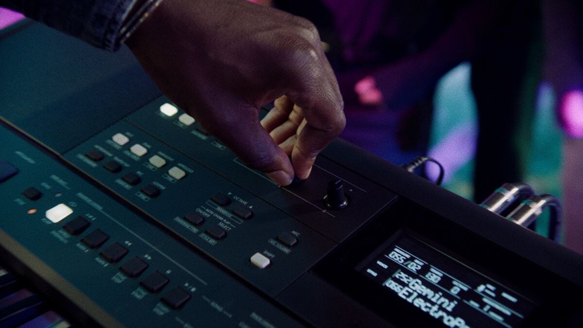 PSR-E483のライブコントロールノブを操作している様子