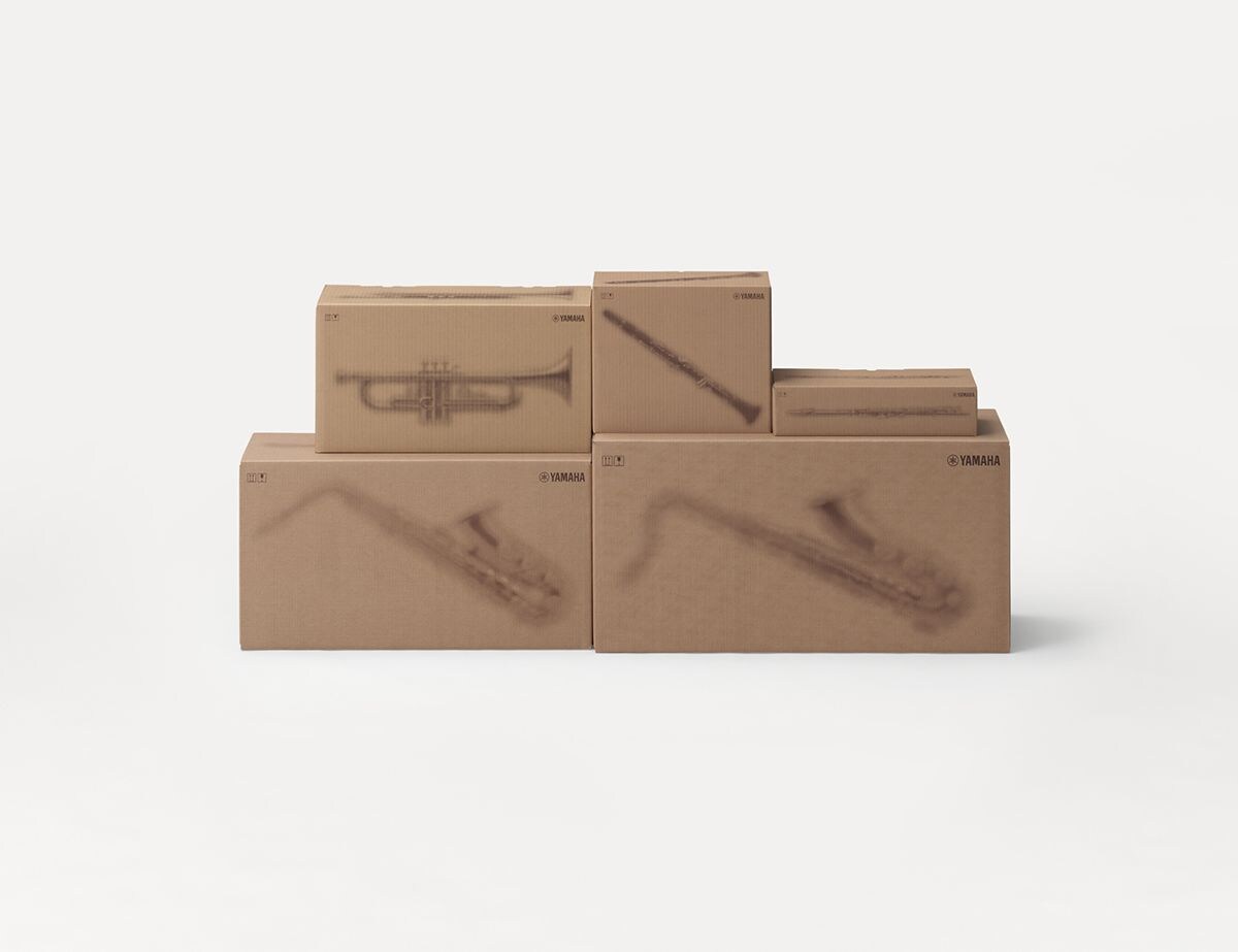 楽器のシルエットがプリントされたヤマハの段ボール輸送箱