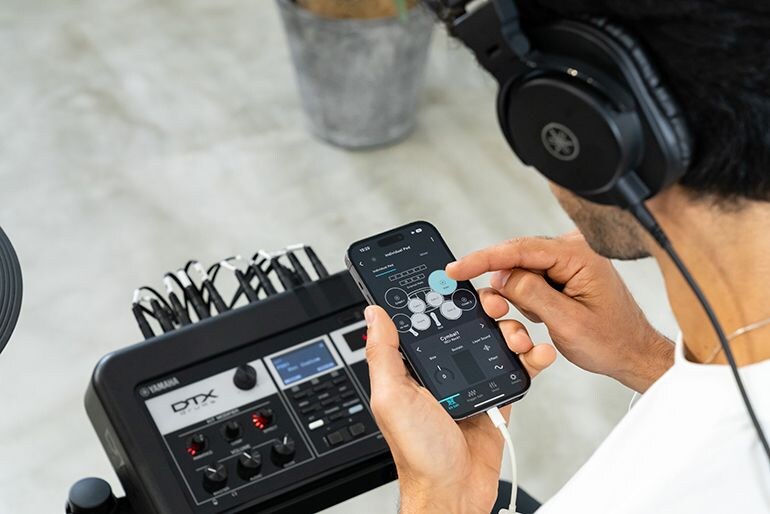 DTX TouchアプリでDTX-PROの設定を調整する男性