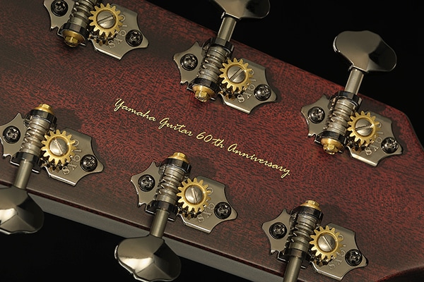 ヘッド背面にプリントされている "Yamaha Guitar 60th Anniversary"という金色の文字をクローズアップした画像