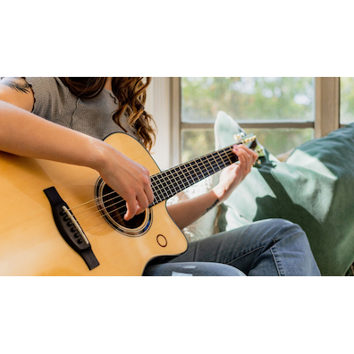 TAS3 Cアコースティックギターを弾く人物のアップ。