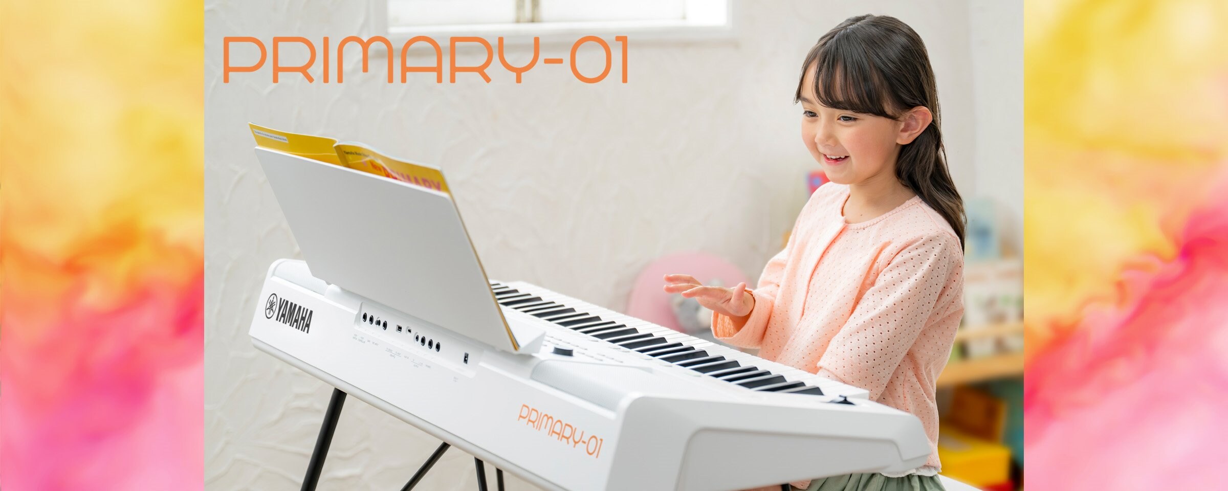 PRIMARY-01キーボードでテキストを見ながら演奏を楽しむ子どもの様子