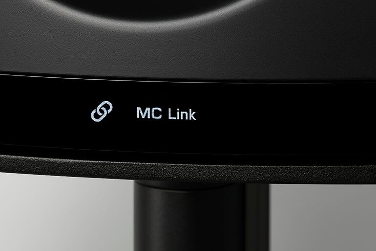 NX‑70A（B）ブラック、ディスプレイ部分がMusicCast Linkになっている画像