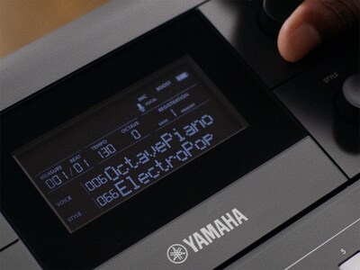 PSR-E483のセンタースクリーンの特徴を紹介する画像