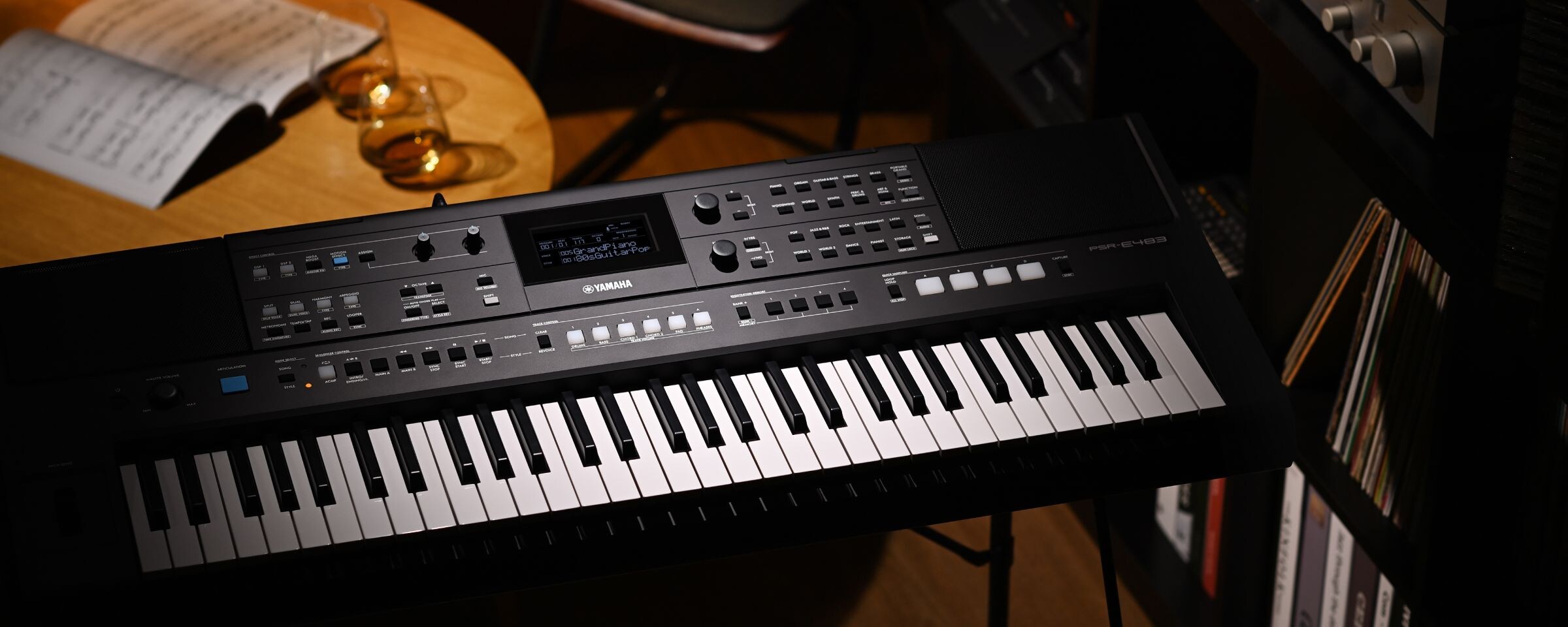 ヘッドホンをしながらPSR-E483を演奏する様子