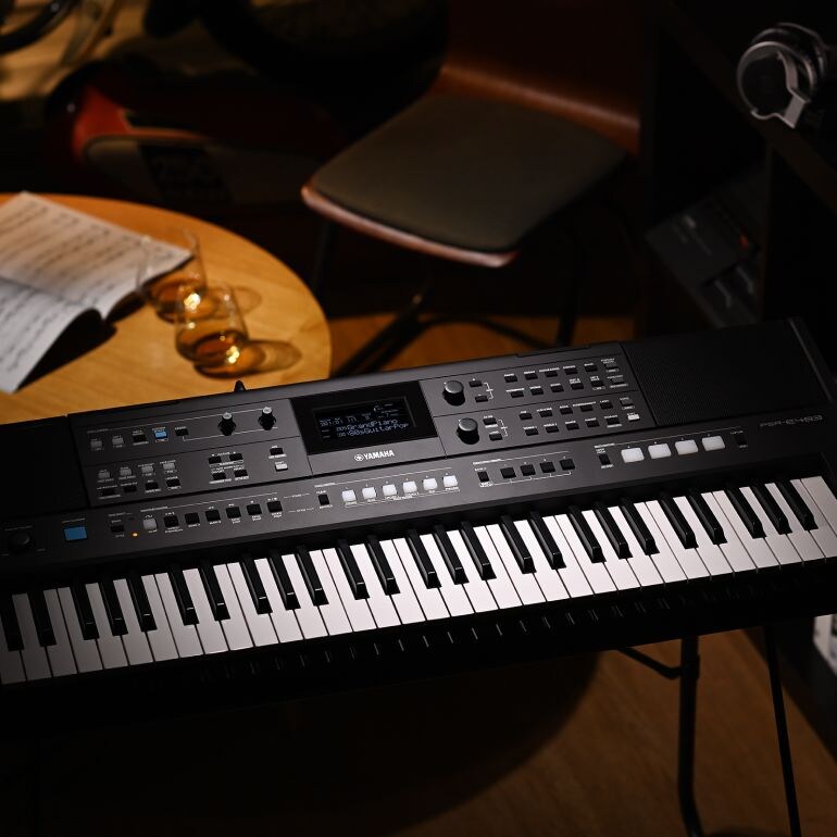 ヘッドホンをしながらPSR-E483を演奏する様子