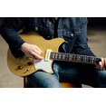 RS02CBを弾くChris Buckの手元クローズアップ