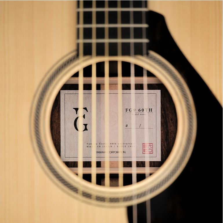 和紙でできた内ラベルの拡大画像。内ラベルにはFGロゴのほか、漢字で六十周年という文字が赤いハンコを想起させるデザインで印刷されている。