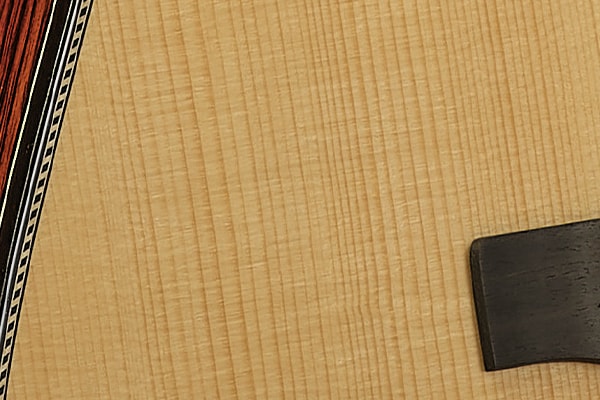 表板に採用しているアディロンダックスプルースの表板の拡大画像。