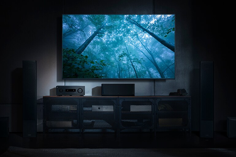 壁掛け設置テレビとラックにRX500Aを設置した部屋の画像