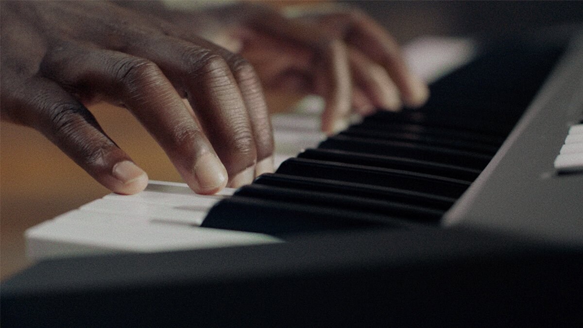 PSR-E483を演奏している様子