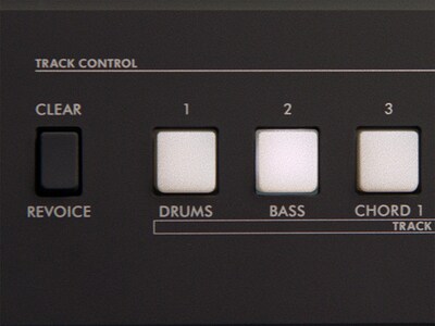 PSR-E483のトラックコントロール機能について紹介している様子