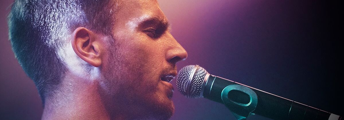 男性ボーカル歌唱画像