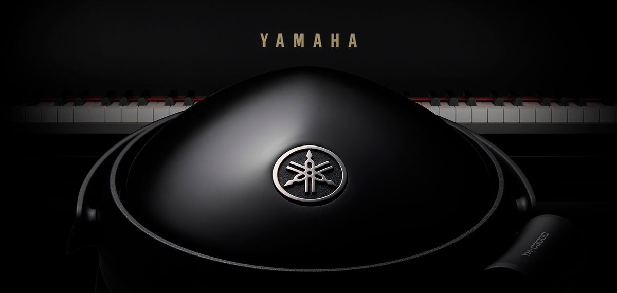 YH-C3000キービジュアル画像_YH-C3000とヤマハピアノ鍵盤