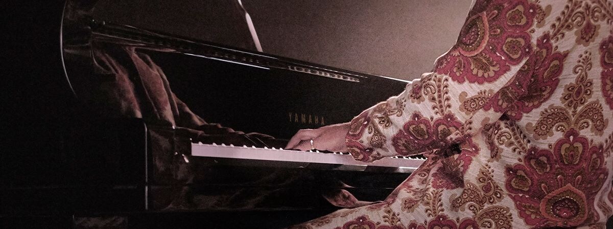 ヤマハのピアノを弾いている画像