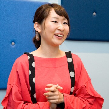 笑顔で話を聞く疋田詩織さんの写真