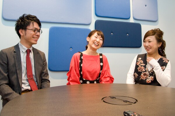 トークで盛り上がるデモンストレーター柴田友輔さんと疋田詩織さんと亀井絵里奈さんの写真