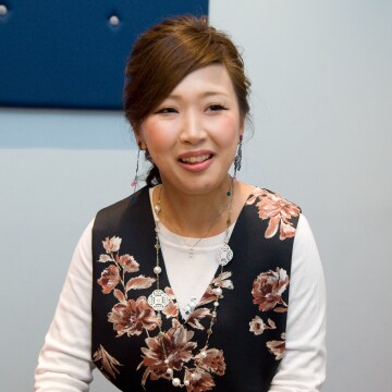 話に共感する亀井絵里奈さんの写真