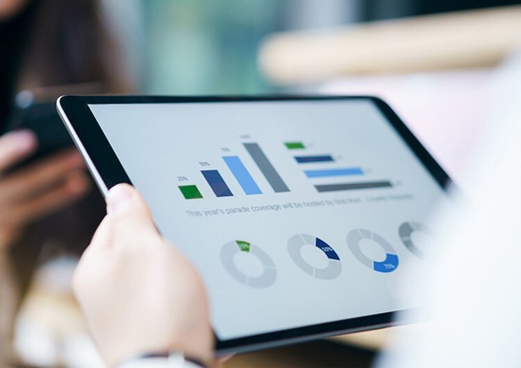 タブレットに表示されたグラフ