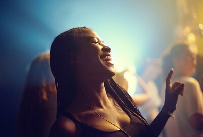 ライブイベントで音楽を楽しんでいる笑顔の女性