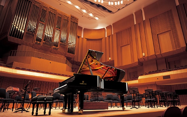 伝統と技術が融合した本格的なグランドピアノの演奏体験