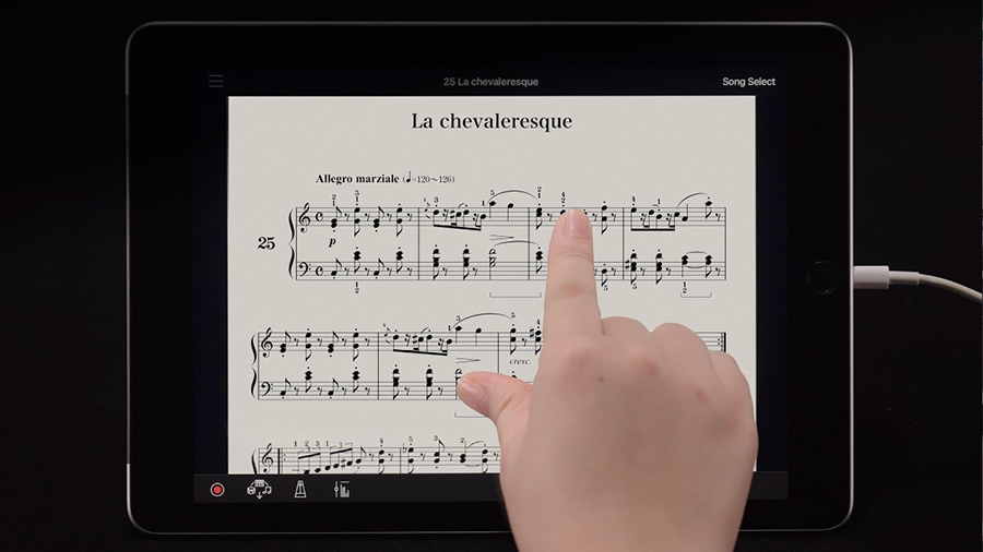 直感的な操作や内蔵曲の楽譜表示などができる無料アプリ「スマートピアニスト」対応