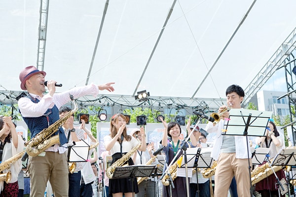 震災後も継続して行われた音楽祭で、参加自由のステージを開催