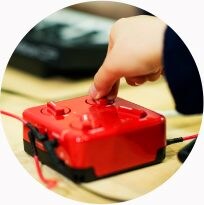 スイッチを入れ、お互いの音量や左右のバランスを簡単に調整しよう。