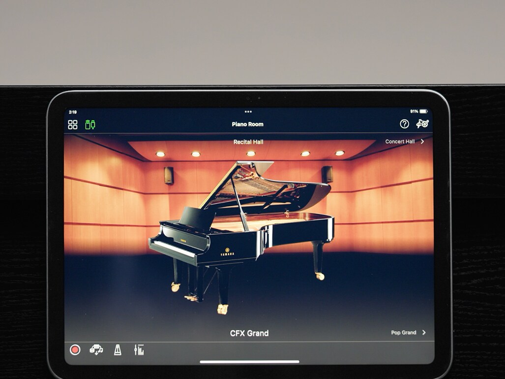 タブレット端末に表示された「スマートピアニスト」アプリ