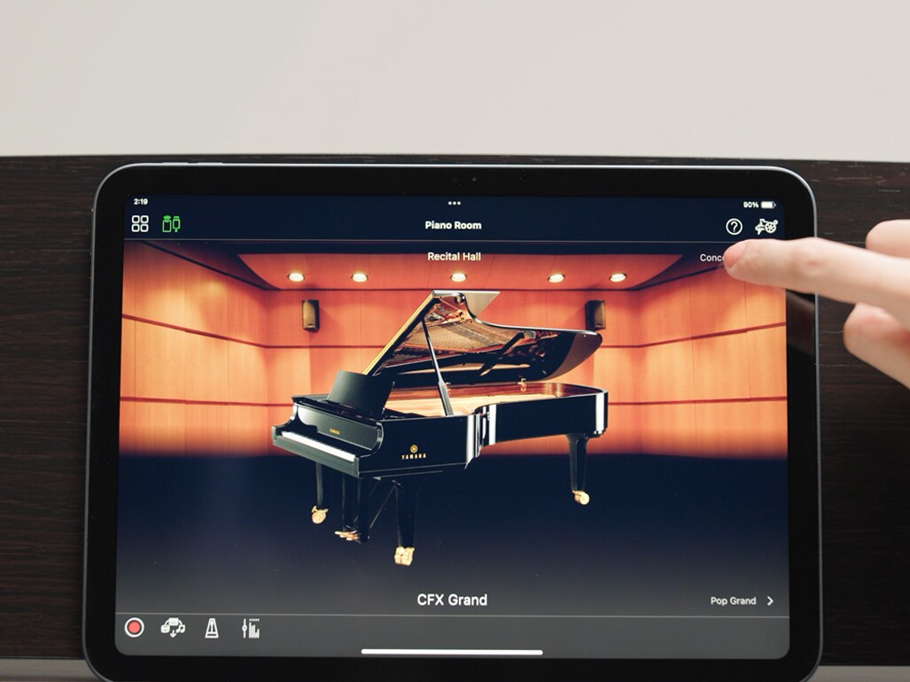タブレット端末に表示された「スマートピアニスト」アプリで、操作をしている画面