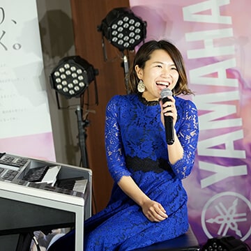 エレクトーンに座り観客に笑顔振りまく田口奈穂美さんの写真
