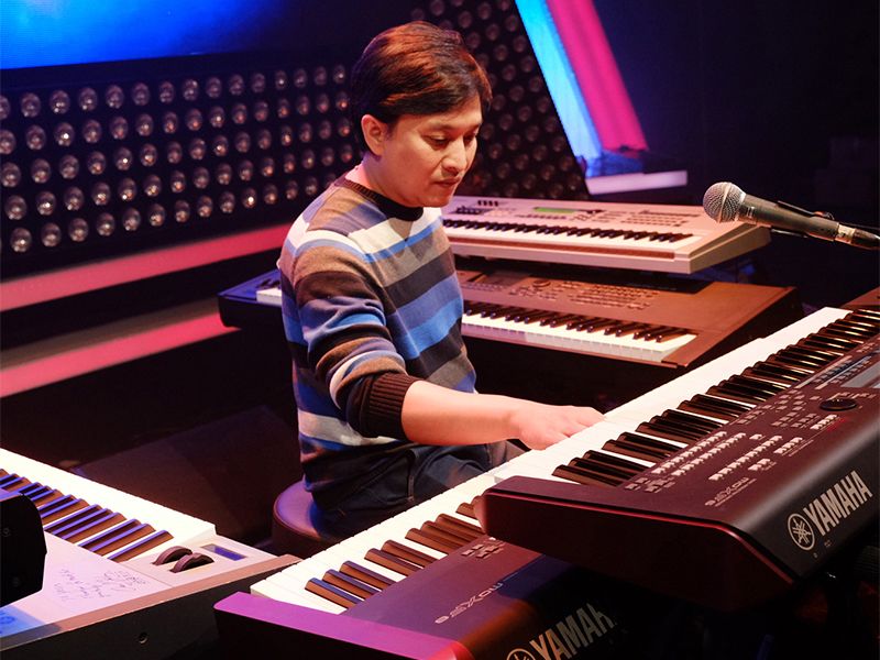 ミュージックシンセサイザーYAMAHA MM6 オンステージスタンド付き