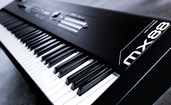 高音質のピアノ・シンセサイザー「MX88」はタッチ感も抜群。88鍵でありながら持ち運びも楽々！