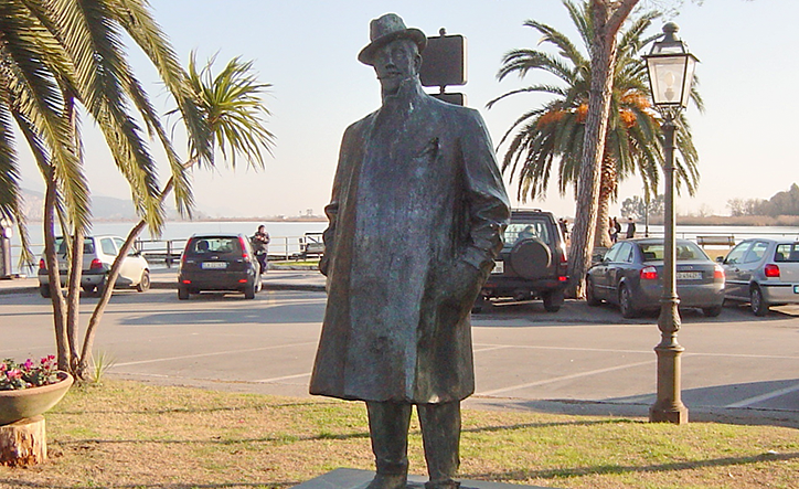 トッレ・デル・ラーゴにある等身大のプッチーニ像
